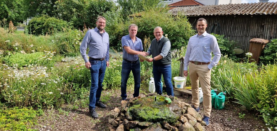 Übergabe Förderbescheid Wassertretstelle Weißer Garten