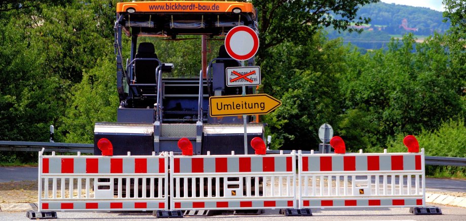 Straßensperrung Umleitungsschild Sperrschild Baustellenfahrzeug